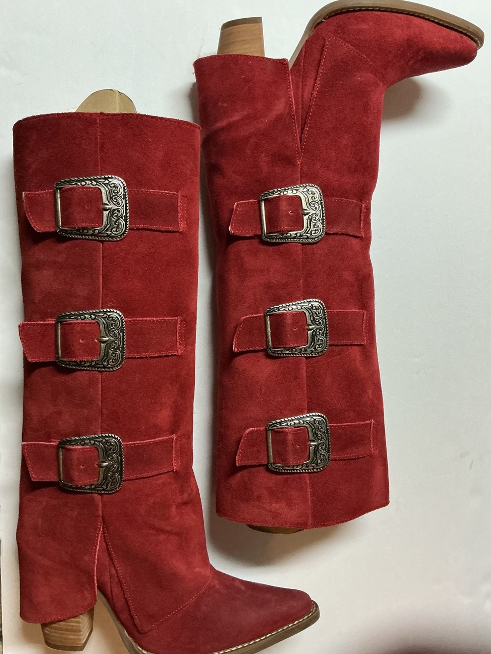 Dingo Buckle Bunny Women's Suede Boots/ color: red/ size: 6.5 M